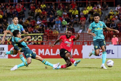 Pemain Negeri Sembilan, Levy Madinda (tengah) merembat bola ke gawang TFC pada perlawanan Liga Super di Stadium Tuanku Abdul Rahman, Paroi pada Khamis.