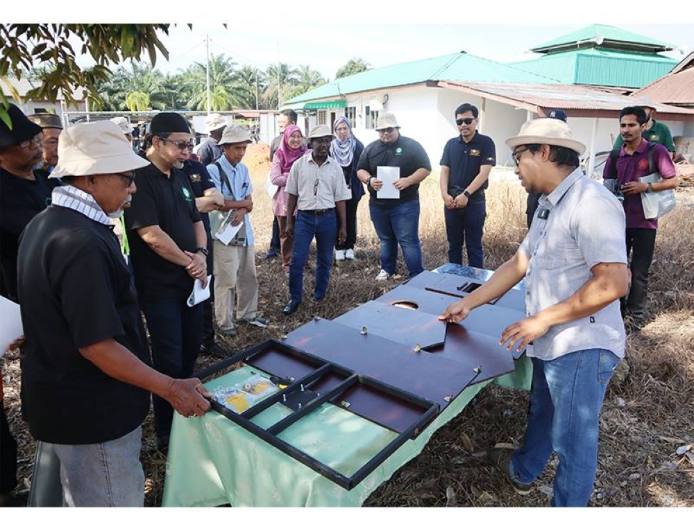 Peserta BOSI mendengar penerangan berhubung penggunaan burung pungguk jelapang bagi mengawal populasi tikus perosak di ladang kelapa sawit.