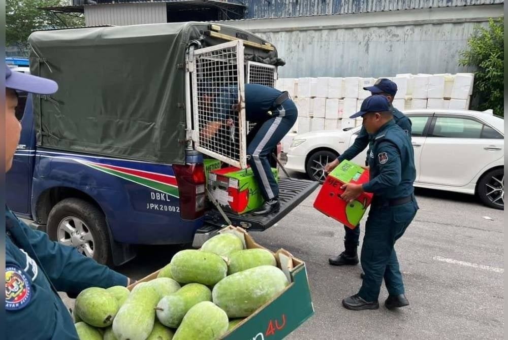 Buah-buahan dan sayuran yang dijual secara haram oleh warga asing dirampas menerusi serbuan dijalankan pihak berkuasa.