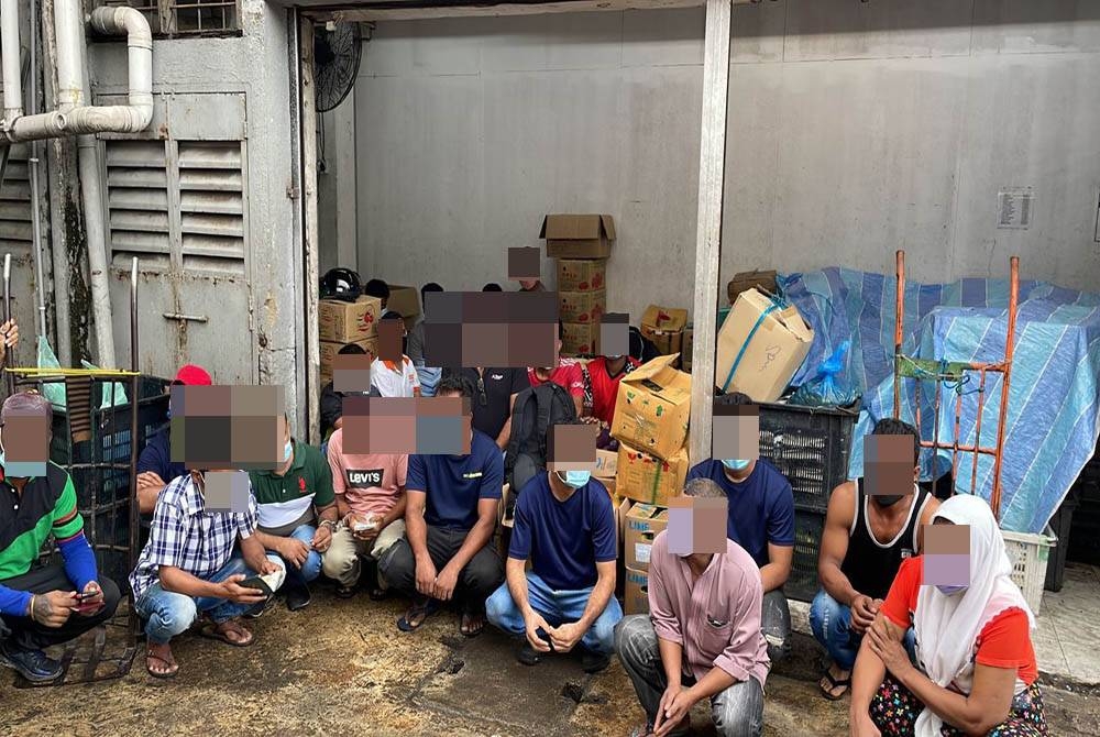 Antara PATI yang ditahan menerusi operasi penguatkuasaan Imigresen di sekitar Pasar Borong Kuala Lumpur di sini.