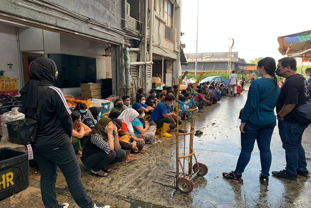 Anggota Jabatan Imigresen memeriksa dokumen warga asing menerusi operasi dijalankan.