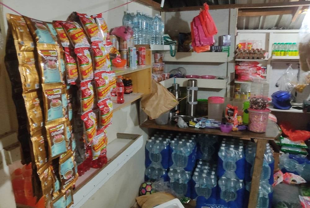 Perkampungan haram PATI di Air Hitam, Klang turut dilengkapi kemudahan kedai runcit.