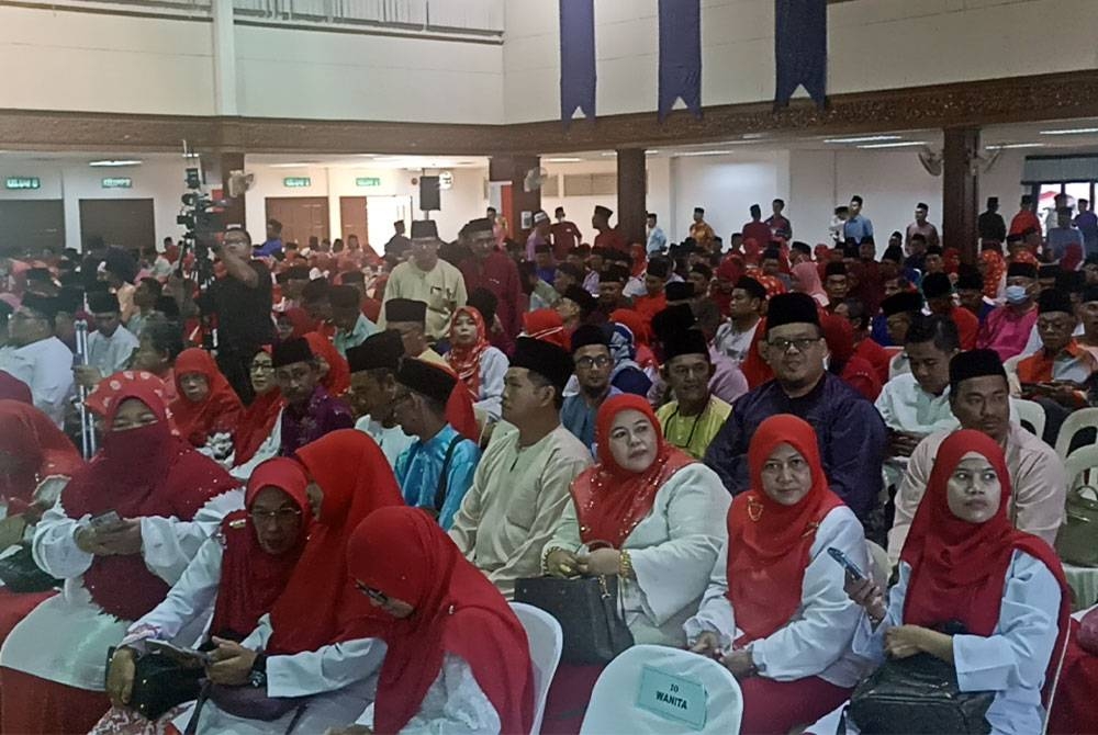 Perwakilan yang hadir bagi Pemilihan dan Mesyuarat Perwakilan UMNO Bahagian Pontian di Dewan Jubli Intan Pontian pada pagi Sabtu.