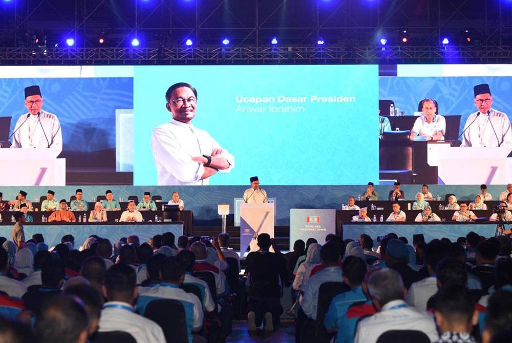 Anwar ketika menyampaikan ucapan dasar pada Kongres Khas PKR 2023 di Stadium Melawati Shah Alam pada Sabtu.