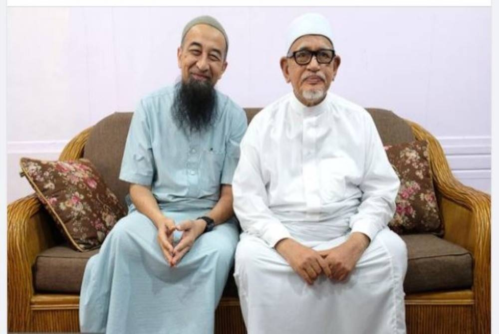 Abdul Hadi bergambar bersama Ustaz Azhar Idrus ketika menerima kunjungan tokoh agama itu ke rumahnya sebelum ini. - Foto FB Ustaz Hadi Awang.