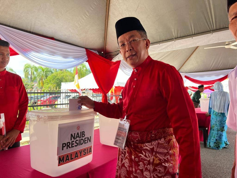 Jalaluddin membuang undi ketika pemilihan UMNO Bahagian Jelebu.