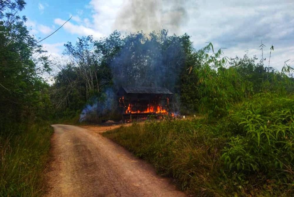 Keadaan rumah yang didiami mangsa musnah 100 peratus akibat kebakaran tersebut pada Sabtu. - Foto JBPM