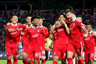 Ketua pasukan Sabah FC Park Taesu (tiga, kanan) meraikan jaringannya bersama pemain Sabah dalam saingan Liga Super di Stadium Likas malam tadi. Foto Bernama