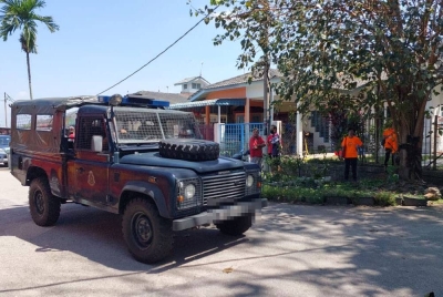 Kenderaan polis memasuki laluan pendakian Bukti Beruang pada Sabtu.