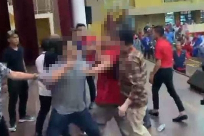 Kekecohan tersebut didakwa berlaku akibat provokasi daripada segelintir penyokong-penyokong calon yang bertanding dalam Pemilihan UMNO bahagian berkenaan. - Tangkap layar rakaman video tular