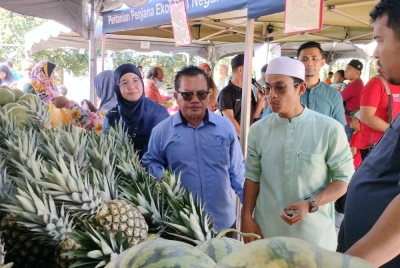 Mohd Firdaus (dua dari kanan) dan Isa (dua dari kiri) meninjau Jualan Terus Dari Ladang FAMA sempena Istiqbal Ramadan Mega di Masjid Al-Busyra pada Sabtu.