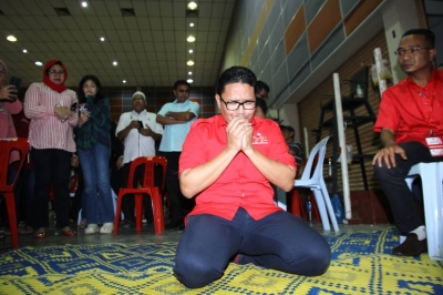 Khairul Azwan sebak dan berdoa sebaik mendapat keputusan tidak rasmi bagi jawatan Ketua UMNO Bahagian Pasir Salak pada Sabtu.