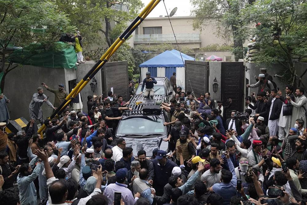Les partisans d'Imran Khan ont tenté d'arrêter les policiers qui sont arrivés à la résidence du chef du PTI.  - Agence