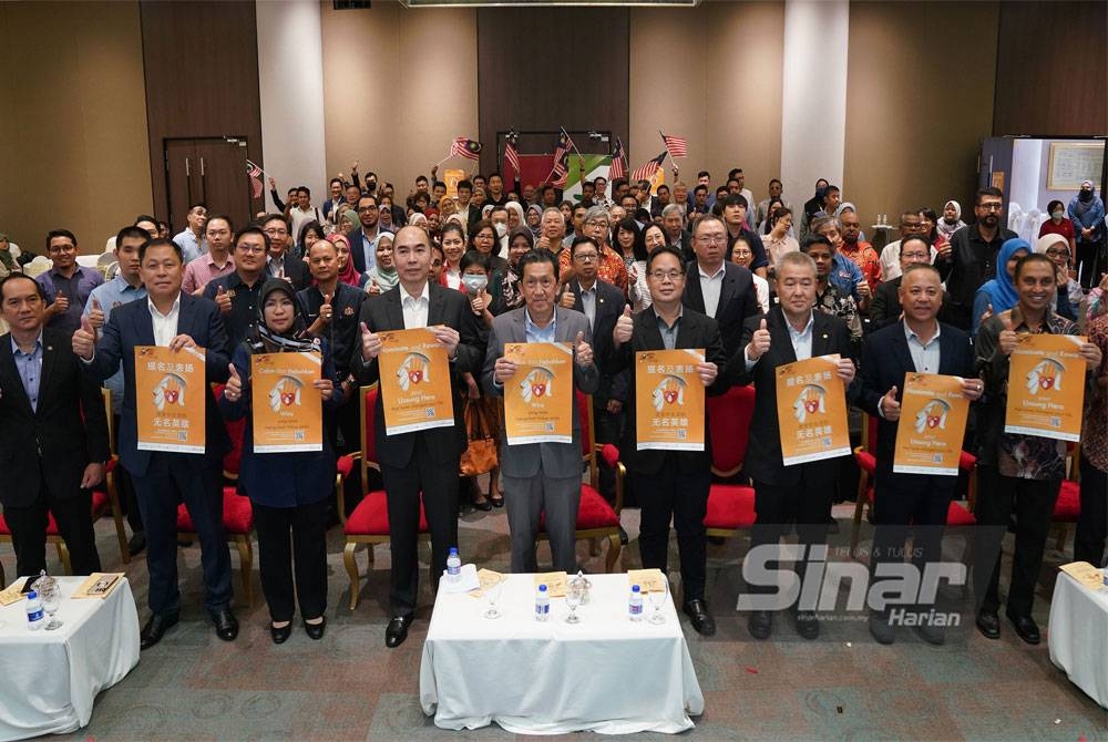 Tong Hung (depan, empat dari kiri) bergambar bersama tetamu pada majlis Anugerah MYHERO 4.0 di Wisma Chinese Chamber, Kuala Lumpur pada Sabtu. - Foto ROSLI TALIB