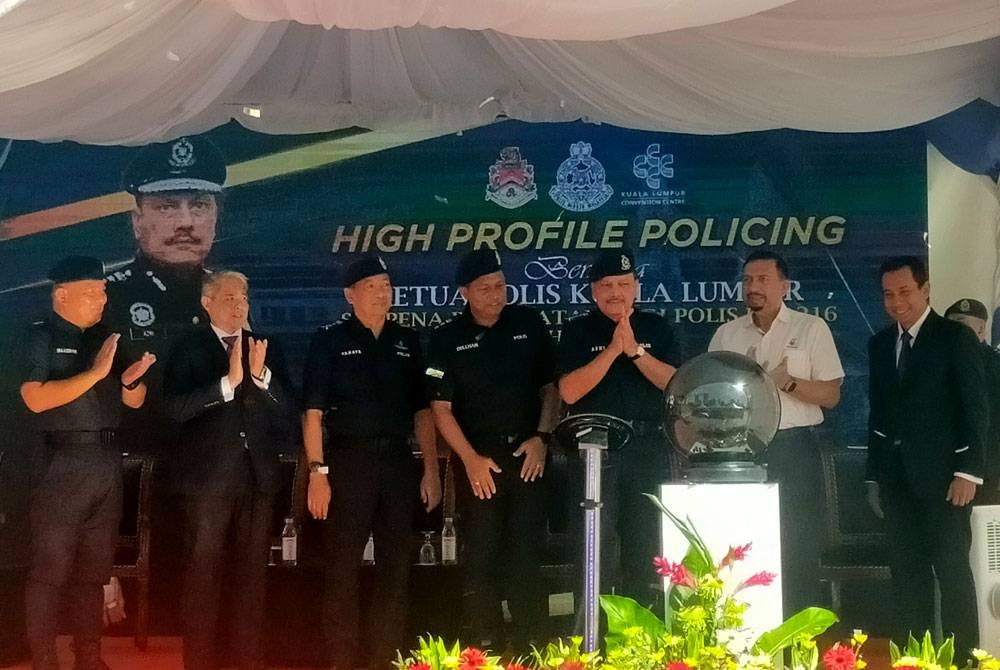 Azmi (tiga dari kanan) melakukan gimik pelancaran Program High Profile Policing bersama Ketua Polis Kuala Lumpur, sempena Peringatan Hari Polis Ke-216 Tahun 2023 di Esplanade Kuala Lumpur Convention Centre pada Ahad.
