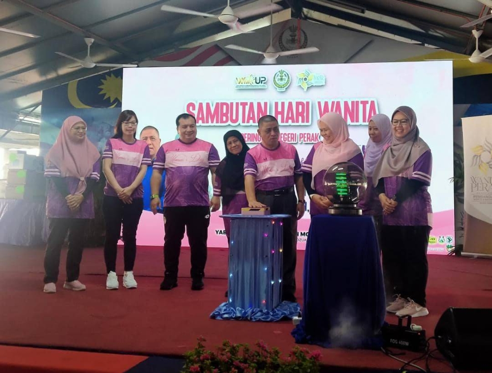 Saarani menyempurnakan Perasmian Sambutan Hari Wanita Peringkat Negeri Perak di Laman Seri Ridzuan di Ipoh pada Ahad.