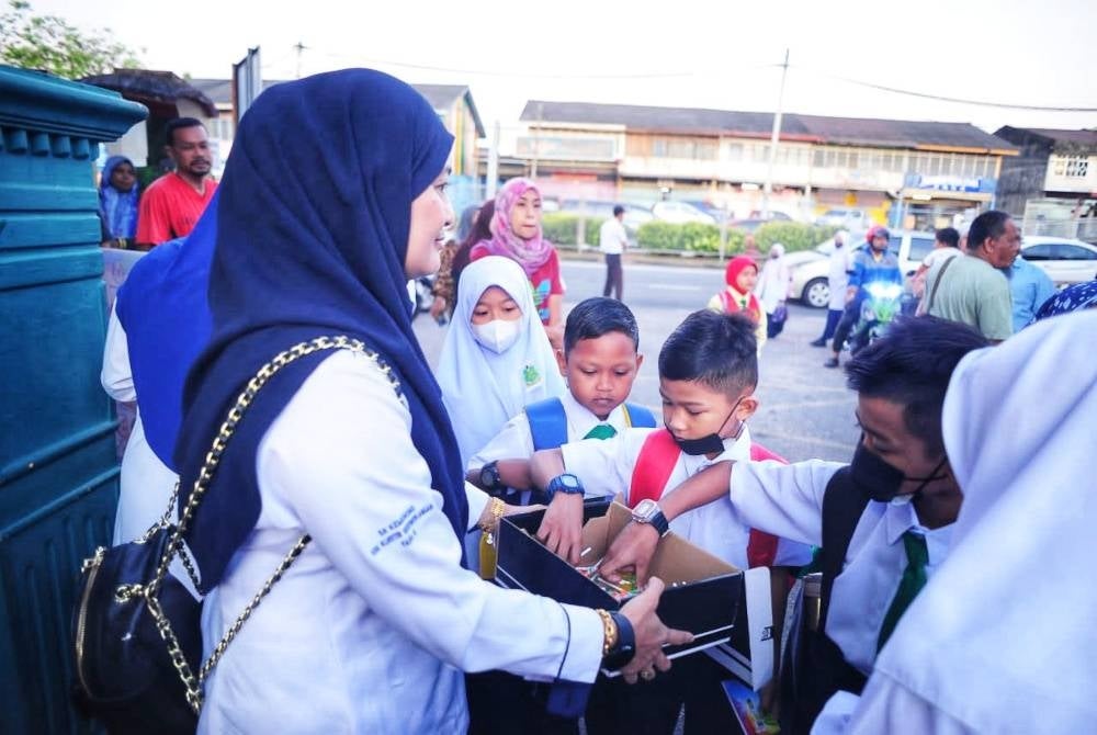 Murid SK Dato' Wan Kemara disambut meriah oleh guru-guru sekolah mereka.