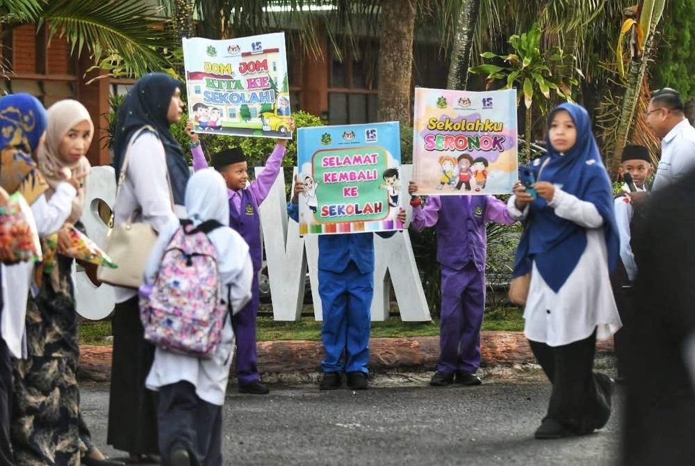 Murid SK Dato' Wan Kemar disambut dengan pertunjukan 'flash mob' oleh guru-guru dan murid di hadapan pintu pagar sekolah.