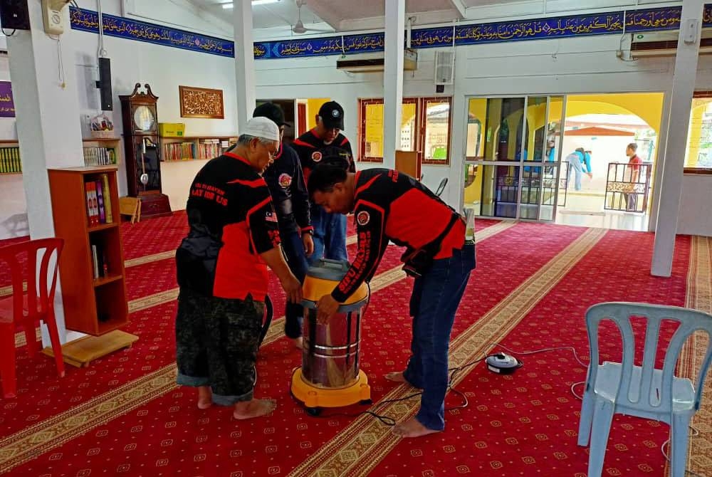 Les participants ont commencé à laver et à peindre la mosquée et les environs.