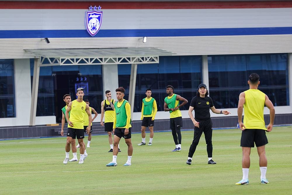 Jurulatih kebangsaan Kim Pan Gon (dua, kanan) memberi arahan kepada pemain Harimau Malaya pada sesi latihan Pasukan Harimau Malaya.