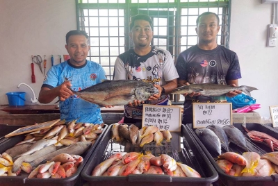 Sauffian (kiri) bersama Ahmad Aiman Sauji (kanan) dan Mohd Azrul Mamat (tengah) di premis keduanya yang mula beroperasi di Kampung Durian Burung, di Kuala Terengganu pada Jumaat.