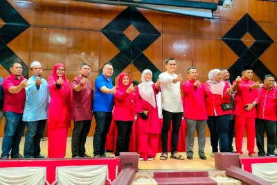 Dr.Akmal (tengah) bersama barisan UMNO Bahagian Jasin sesi 2023-2026 selepas pengumuman keputusan pada pemilihan kali ini di Dewan Alamanda, Jasin pada Ahad.