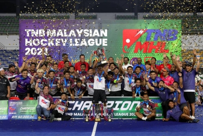 THT menjulang Piala TNB 2023 selepas menewaskan TNB, 2-1 di Stadium Hoki Nasional Bukit Jalil pada Sabtu. - Foto Bernama