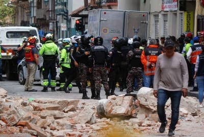 Askar dan bomba membantu usaha menyelamat dalam kejadian gempa bumi di Ecuador pada Sabtu. - Foto AFP