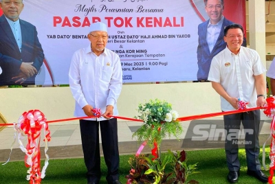 Kor Ming (kanan) dan Ahmad (kiri) merasmikan Pasar Tok Kenali, Binjal di Kota Bharu pada Ahad.
