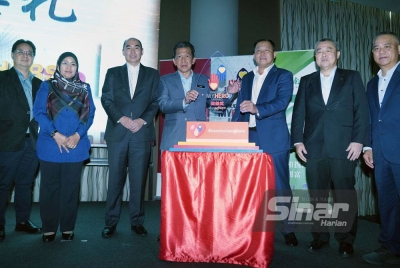 Tong Hum (empat dari kiri) melancarkan Anugerah My Hero 4.0.