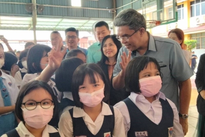 Phkaruddin (kanan) beramah mesra bersama murid di Sekolah Jenis Kebangsaan (C) Chung Hwa, pada Ahad.