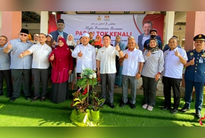 Kor Ming (lima dari kanan) semasa hadir merasmikan Pasar Tok Kenali, Binjal di Kota Bharu pada Ahad.