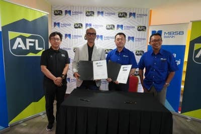 Mohd Yusof (dua dari kiri) dan Nor Azam (dua dari kanan) pada majlis menandatangani perjanjian penajaan antara AFL dan MBSB Bank di Kuching pada Sabtu. Foto AFL