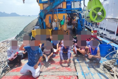 Maritim Malaysia menahan bot nelayan dan kru pada jarak sekitar 9 batu nautika barat daya Pulau Singa, di sini, pada Sabtu.