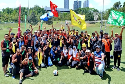 Hannah (tengah) menyantuni kira-kira 90 pengamal media yang menyertai Karnival Sukan Media MSN-SAM di Bukit Jalil, Kuala Lumpur pada Sabtu. - Foto MSN