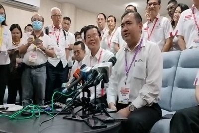 Anthony (kanan) pada sidang akhbar selepas menghadiri Konvensyen Tahunan DAP Pulau Pinang 2023 yang diadakan di Butterworth Arena pada Ahad.