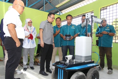 Lih Kang (dua dari kiri) melihat kemudahan disediakan RDC di Manong yang merupakan pertama di Perak.