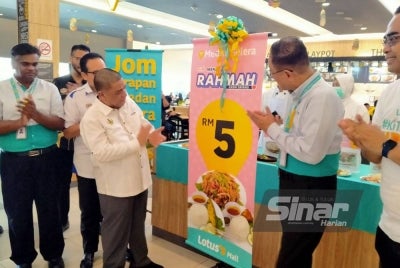 Saarani (tengah) melancarkan Menu Rahmah ketika hadir menyempurnakan Majlis Perasmian Sambutan Hari Pengguna 2023 Peringkat Negeri Perak di Pasaraya Lotus's Bercham pada Ahad.