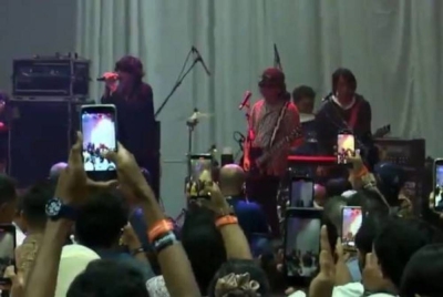 Lagu berdurasi sekitar dua minit itu dinyanyikan di hadapan ribuan peserta dalam kalangan belia yang menyertai dialog tersebut. - FB Live Anwar Ibrahim