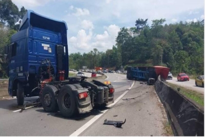 Lori kontena yang terbalik di KM 74.3 Lebuhraya Kuala Lumpur-Karak (KLK) menghala ke Bentong menyebabkan pengguna laluan itu terperangkap dalam kesesakan trafik selama hampir dua jam.