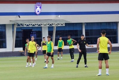 Jurulatih kebangsaan Kim Pan Gon (dua, kanan) memberi arahan kepada pemain Harimau Malaya pada sesi latihan Pasukan Harimau Malaya.