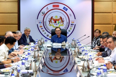 
Anwar mempengerusikan mesyuarat Sekretariat Kerajaan Perpaduan di Menara Dato Onn, Kuala Lumpur, malam ini. - Foto Bernama