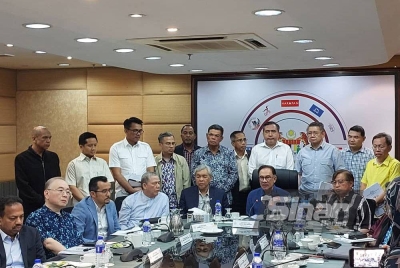 Anwar (duduk dua dari kanan) pada sidang media selepas mempengerusikan Mesyuarat Sekretariat Kerajaan Perpaduan kali kedua di Menara Dato' Onn, Pusat Dagangan Dunia (WTC) pada Ahad.