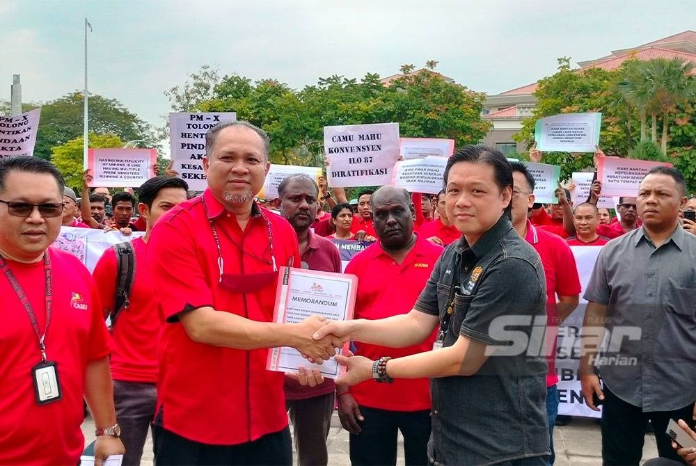 Rudy (kiri) menyerahkan memorandum kepada Setiausaha Politik Anwar, Chan Ming Kai.