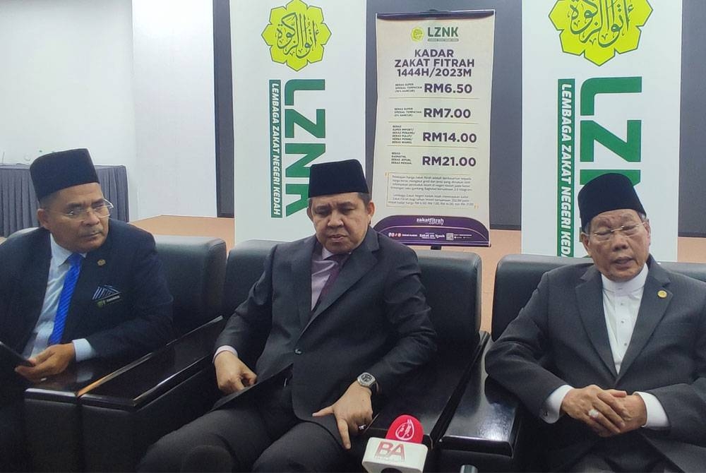 Fadzil (kanan) ditemui pemberita selepas Majlis Pelancaran Zakat Fitrah Online dan Program Sedekah Foodbank di Menara Zakat pada Isnin.