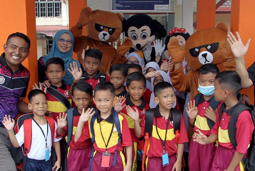 Murid-murid bergambar bersama maskot Teddy Bear, Mickey dan Minnie Mouse ketika hadir pada hari pertama sesi persekolahan 2023/2024 di Sekolah Kebangsaan Tasik Damai hari ini.
