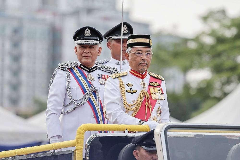 Yang di-Pertuan Agong Al-Sultan Abdullah Ri'ayatuddin Al-Mustafa Billah Shah berkenan memeriksa perbarisan pada Istiadat Perbarisan Peringatan Hari Polis ke-216 Tahun 2023 di Pusat Latihan Polis Kuala Lumpur, pada Isnin. - Foto Bernama