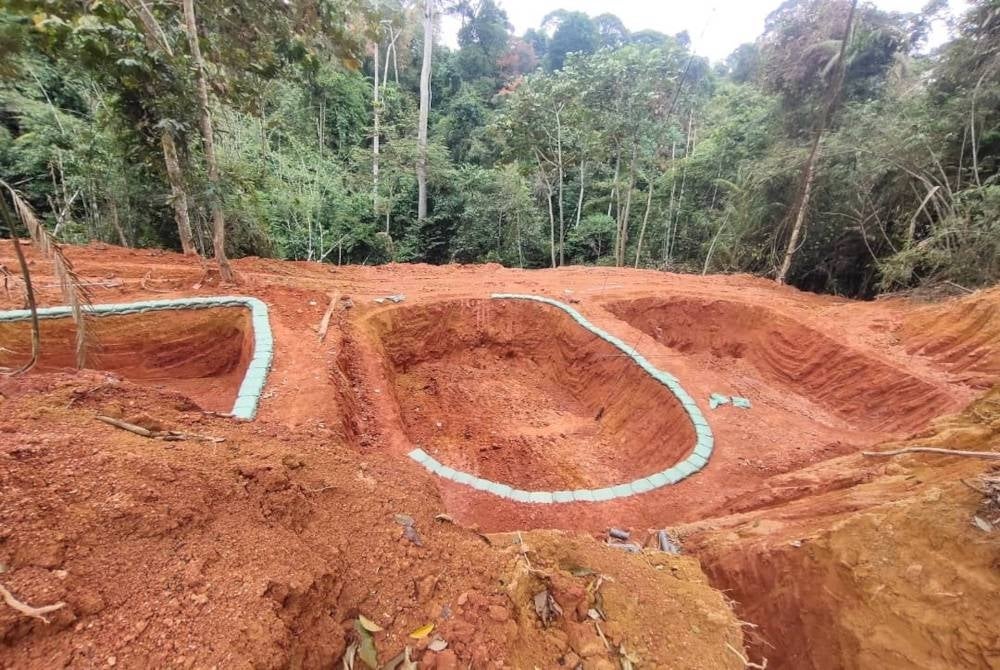 Kawasan Hutan Simpan Ulu Jelai yang diterokai secara haram dan dijadikan tapak cari gali unsur nadir bumi. - Foto JPNP