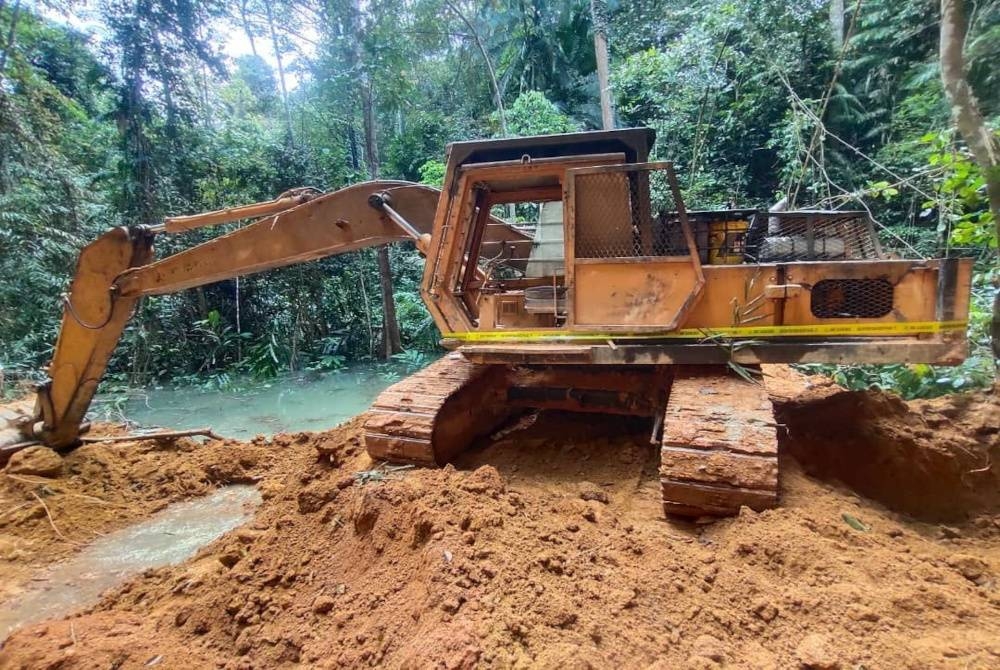 Jengkaut yang ditemui di lokasi serbuan di Hutan Simpan Ulu Jelai.- Foto JPNP