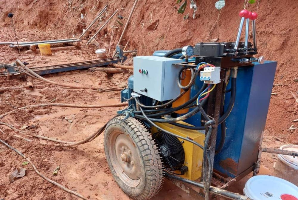 Peralatan yang ditemui di kawasan lombong haram di Hutan Simpan Ulu Jelai. - Foto JPNP